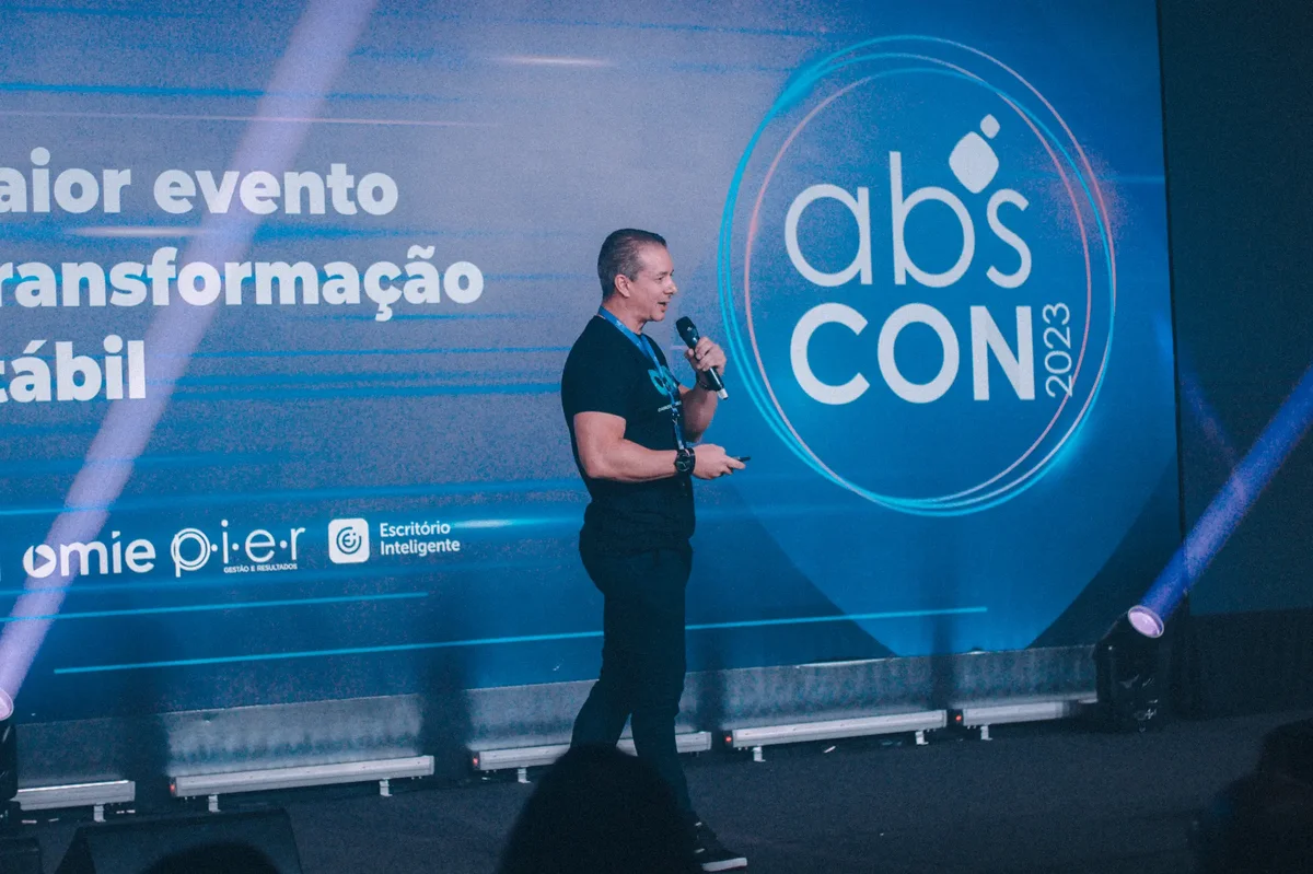 Anderson Maisse palestrando no ABSCON 2023
