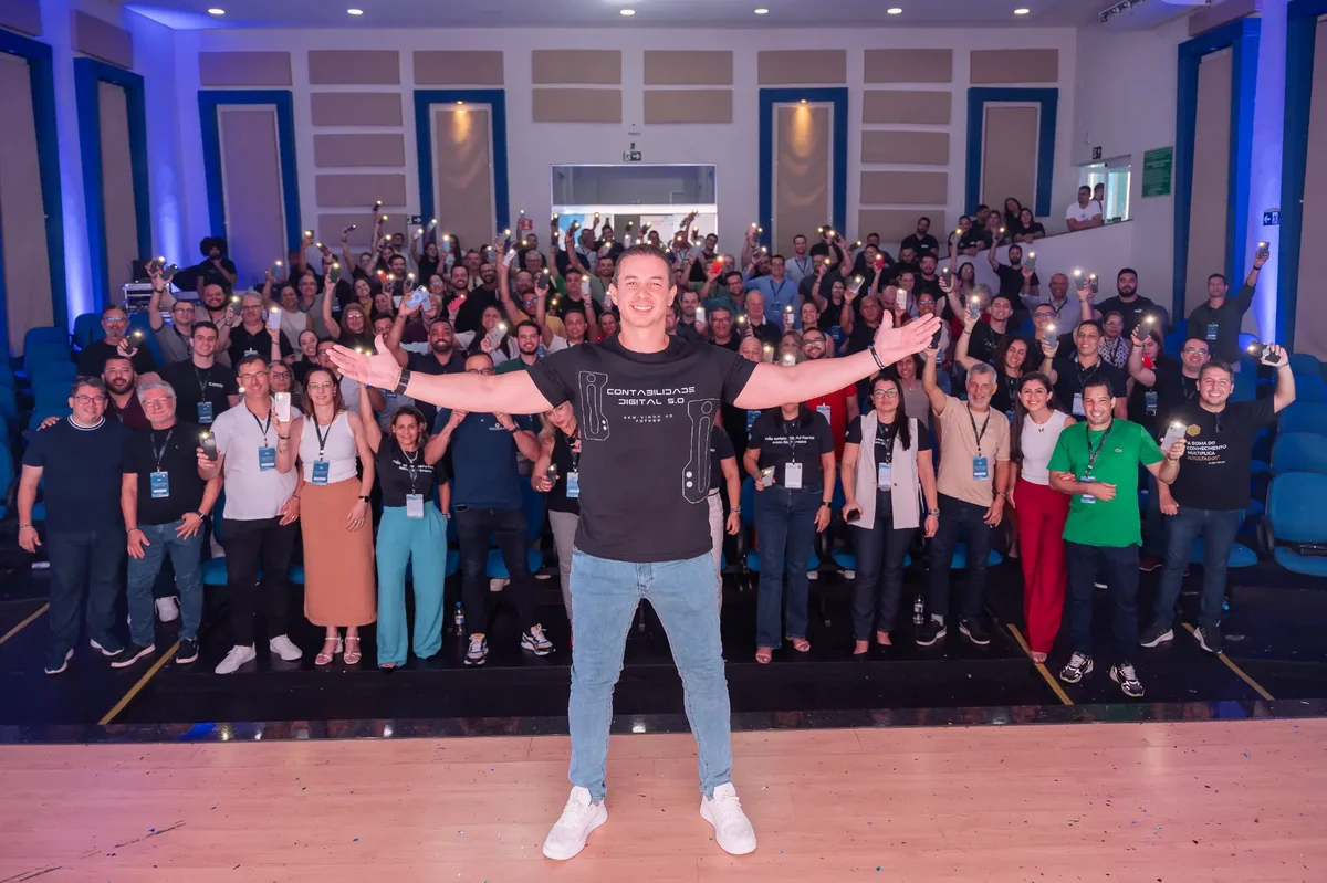 Anderson Maisse com grupo de contadores em evento presencial CCD